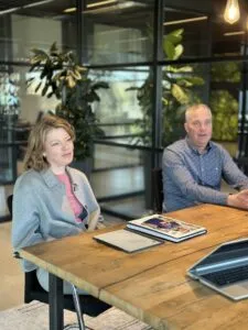 Marja Roza in overleg met het bestuur van AB Midden Nederland