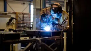 Lasser aan het werk met TIG-lasapparaat in werkplaats.